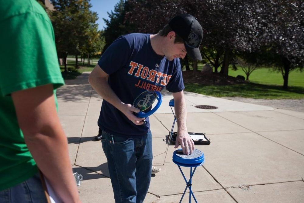 Renewable 能源 student sets up Solar Pathfinder instrument